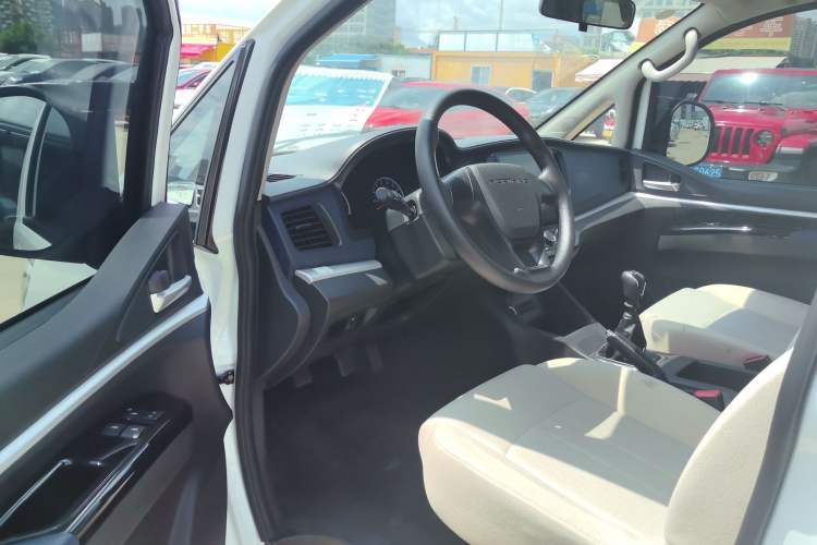 Used FORTHING Lingzhi 2024 M5L 1.5T Manual Base Model 7 Seats Interior 2