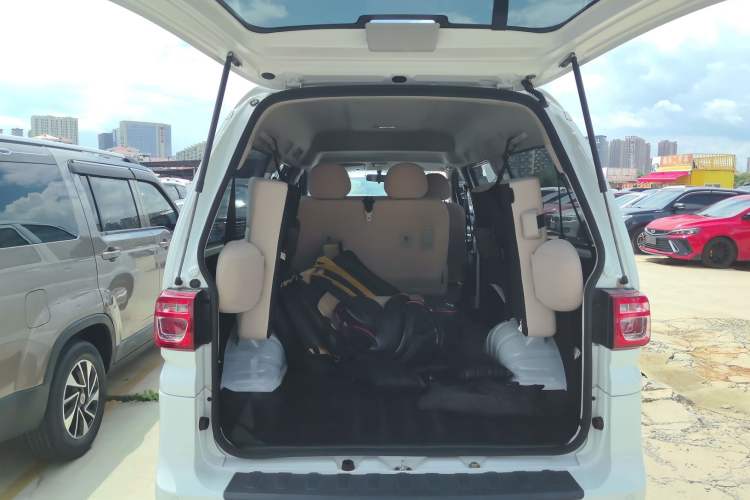 Used FORTHING Lingzhi 2024 M5L 1.5T Manual Base Model 7 Seats Trunk