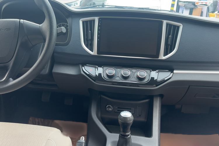 Used FORTHING Lingzhi 2025 M5 1.6L Short Wheelbase Practical 5-Seat Model Audio And AC Panel
