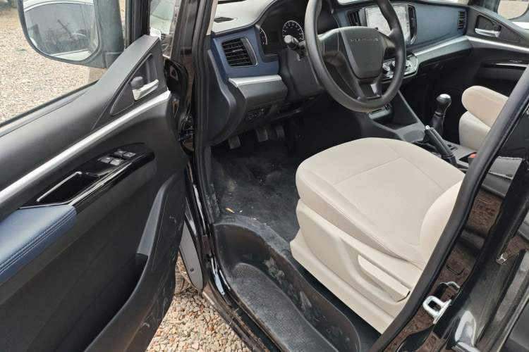 Used FORTHING Lingzhi 2025 M5 1.6L Long Wheelbase Base Model 7-Seater Driver Seat