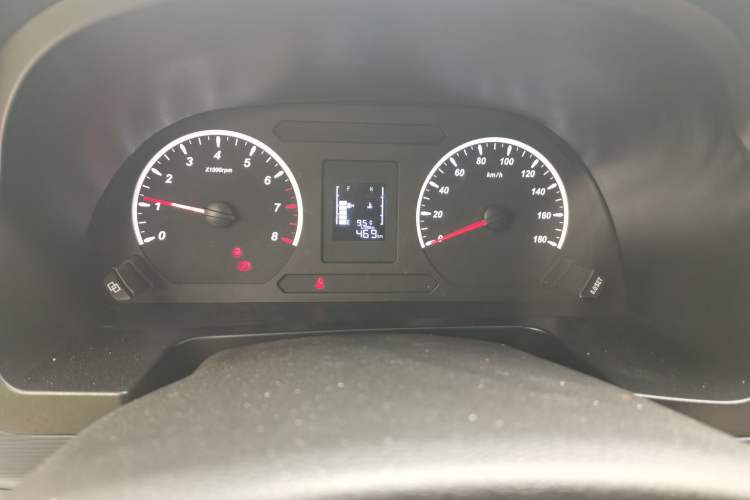 Used FORTHING Lingzhi 2025 M5 1.6L Long Wheelbase Base Model 7-Seater Odometer Close Up