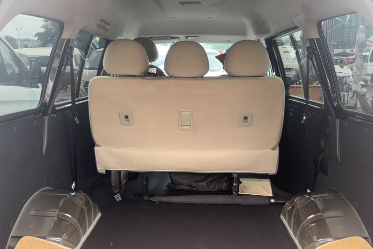 Used FORTHING Lingzhi 2025 M5 1.6L Short Wheelbase Practical 5-Seat Model Trunk