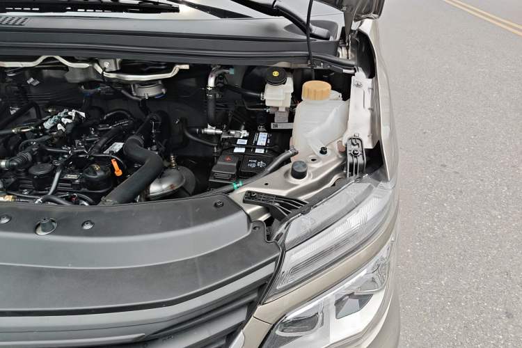 Used FORTHING Lingzhi 2025 M5 1.6L Standard Model 7-Seater CNG Engine Bay Left