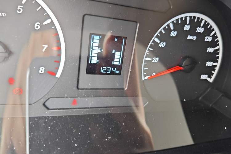 Used FORTHING Lingzhi 2025 M5 1.6L Standard Model 7-Seater CNG Odometer Close Up