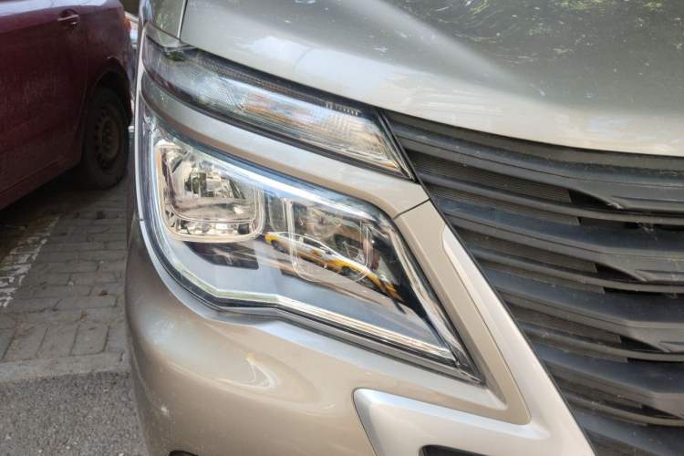 Used FORTHING Lingzhi 2025 M5 1.6L Short Wheelbase Practical 5-Seat Model Right Front Headlight
