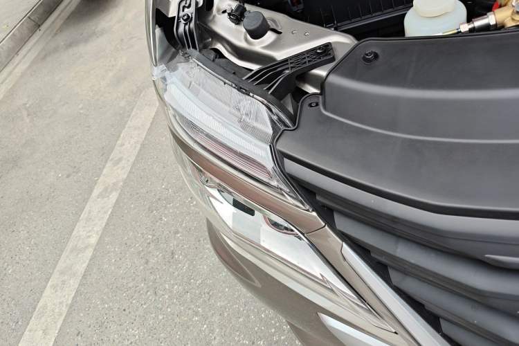 Used FORTHING Lingzhi 2025 M5 1.6L Standard Model 7-Seater CNG Right Front Headlight