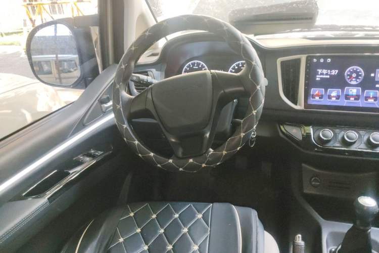 Used FORTHING Lingzhi 2025 M5 1.6L Short Wheelbase Practical 5-Seat Model Steering Wheel