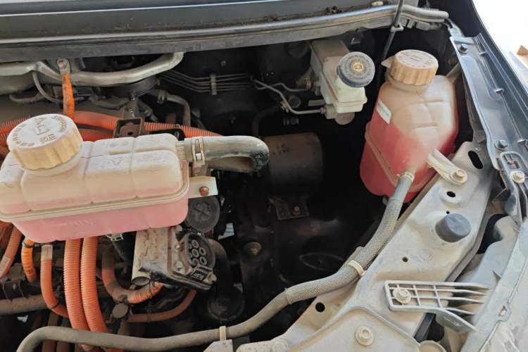 Used FORTHING Lingzhi M5 2018 Comfort Model Engine Bay Left