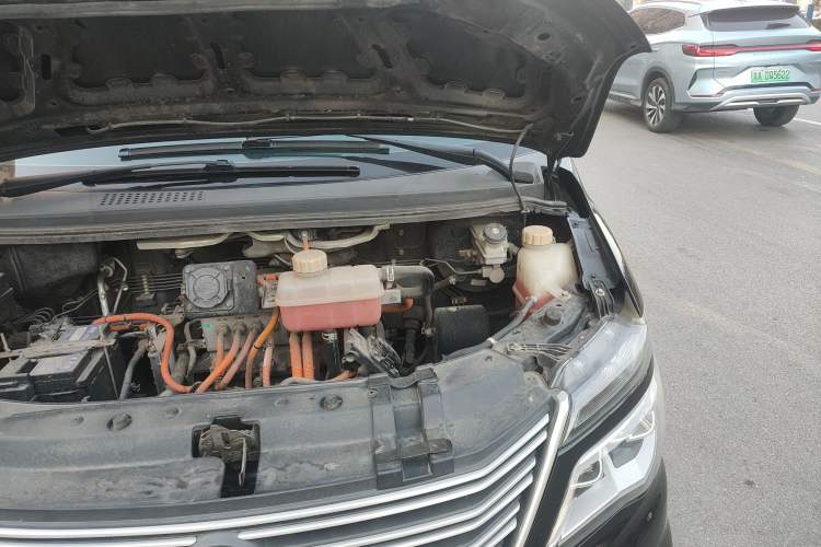 Used FORTHING Lingzhi M5 2018 Comfort Model Engine Bay Left