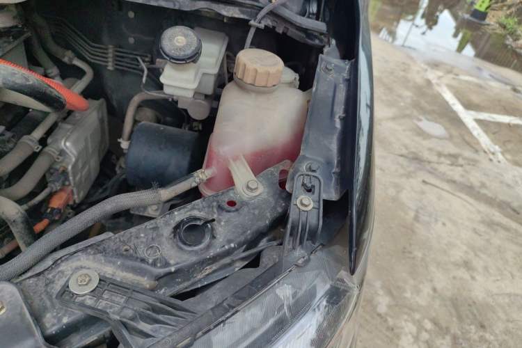 Used FORTHING Lingzhi M5 2018 Comfort Model Engine Bay Left
