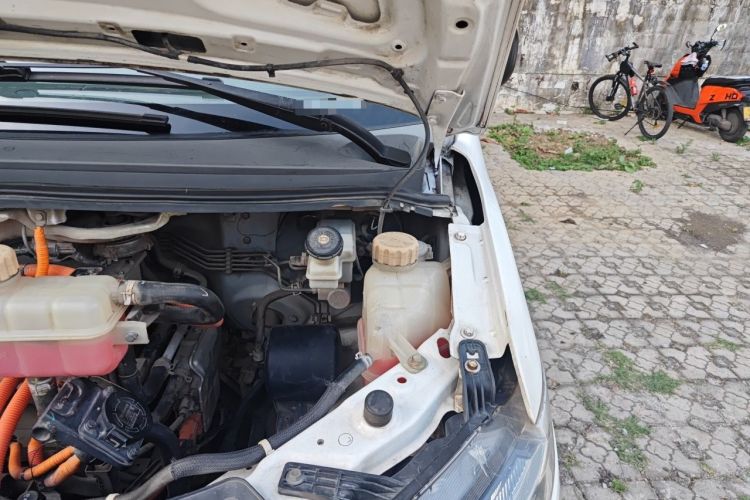 Used FORTHING Lingzhi M5 2018 Comfort Model Engine Bay Left