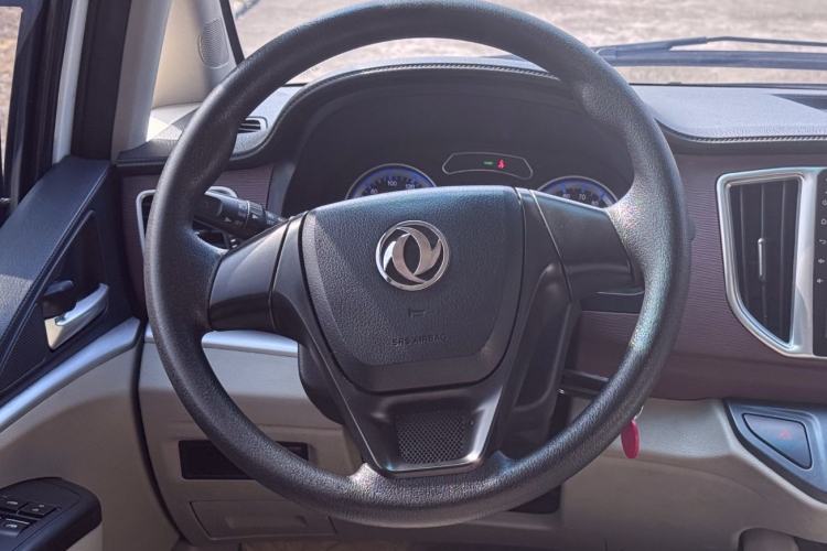 Used FORTHING Lingzhi M5 2019 Comfort Model 7 Seats Steering Wheel