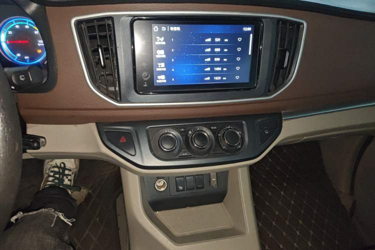 Used FORTHING Lingzhi M5 2020 Long-Range Luxury 7-Seater Model Audio And AC Panel