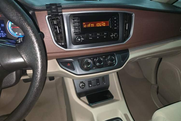 Used FORTHING Lingzhi M5 2020 Long-Range Version Comfort Model 7 Seats Audio And AC Panel