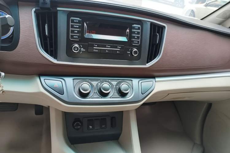 Used FORTHING Lingzhi M5 2020 Long-Range Version Comfort Model 7 Seats Audio And AC Panel