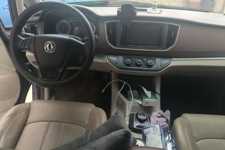 Used FORTHING Lingzhi M5 2020 Long-Range Luxury 7-Seater Model Center Console