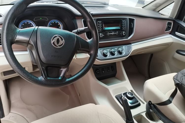 Used FORTHING Lingzhi M5 2020 Long-Range Version Comfort Model 7 Seats Center Console
