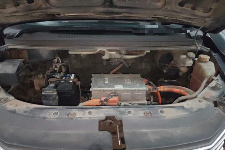 Used FORTHING Lingzhi M5 2020 Long-Range Luxury 7-Seater Model Engine Bay