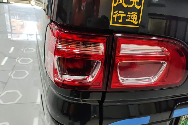Used FORTHING Lingzhi M5 2020 Long-Range Version Comfort Model 7 Seats Left Rear Taillight