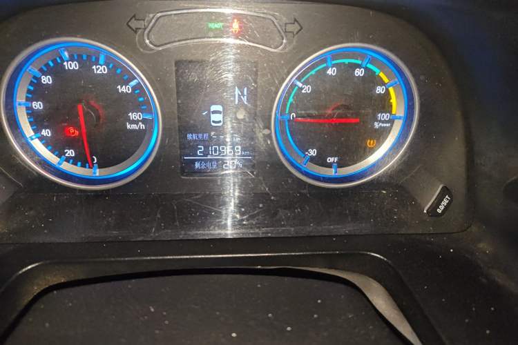 Used FORTHING Lingzhi M5 2020 Long-Range Luxury 7-Seater Model Odometer Close Up