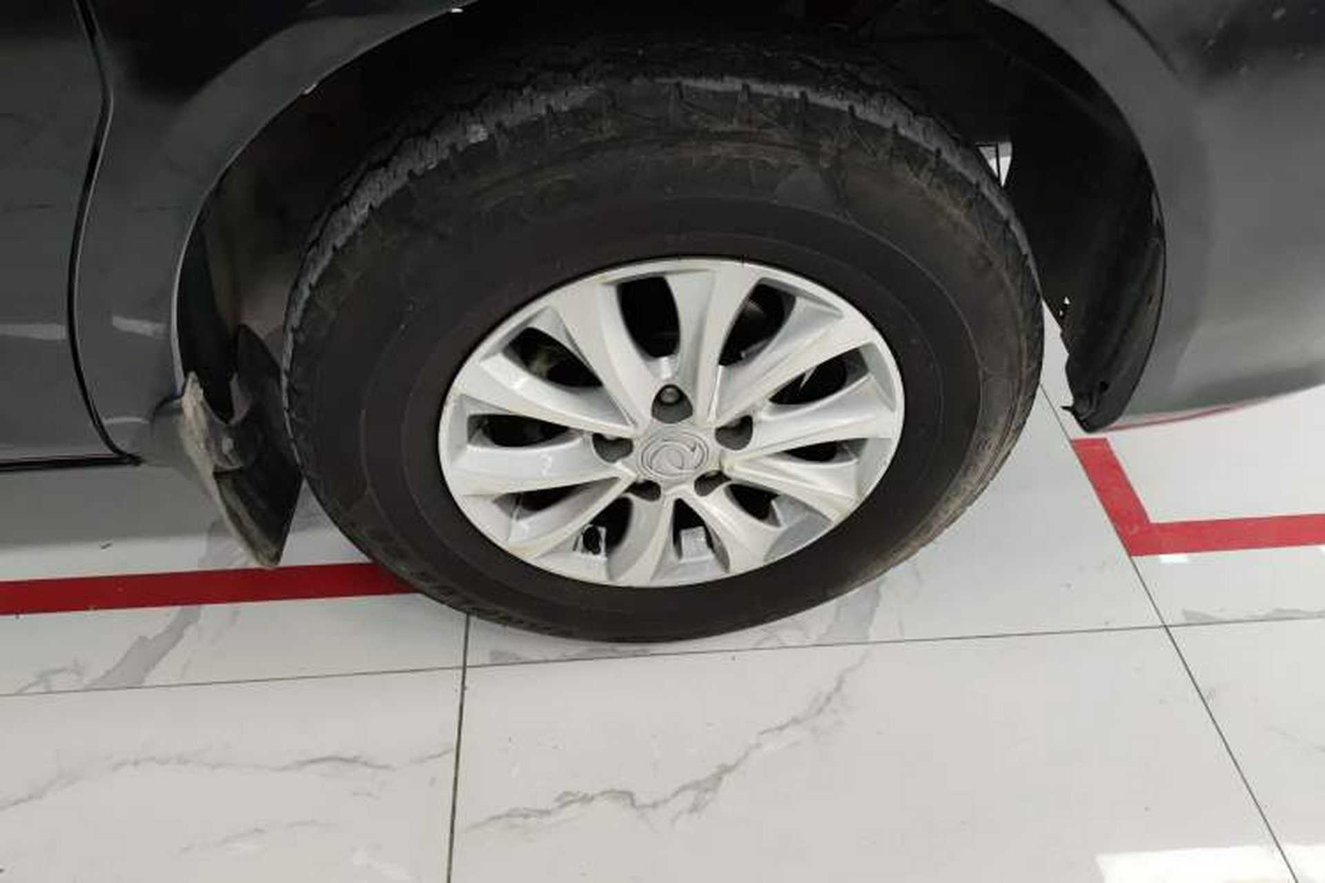 Used FORTHING Lingzhi M5 2020 Comfort Model 7 Seats Right Front Wheel Hub