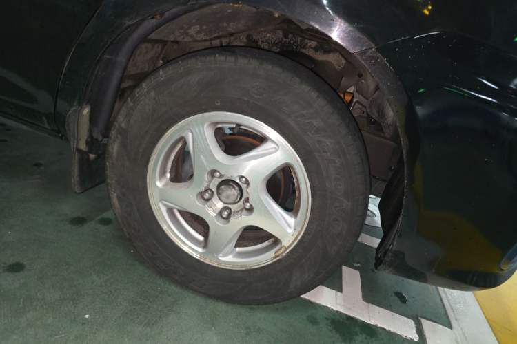 Used FORTHING Lingzhi M5 2020 Long-Range Version Comfort Model 7 Seats Right Front Wheel Hub