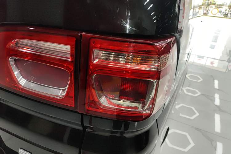 Used FORTHING Lingzhi M5 2020 Comfort Model 7 Seats Right Rear Taillight