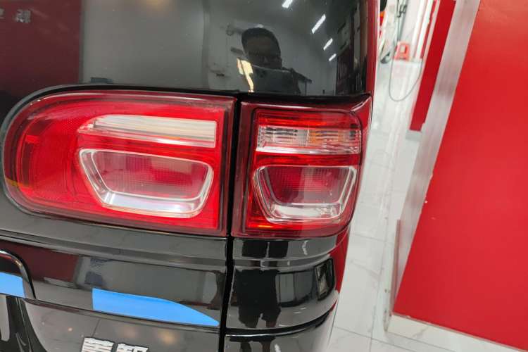 Used FORTHING Lingzhi M5 2020 Long-Range Version Comfort Model 7 Seats Right Rear Taillight