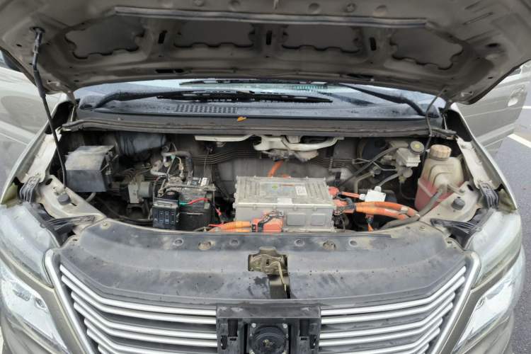 Used FORTHING Lingzhi M5 2020 Luxury Model 7 Seats Engine Bay
