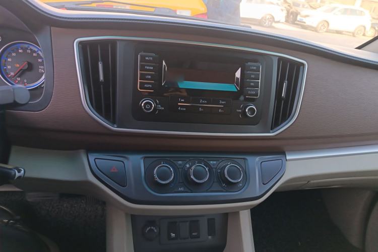 Used FORTHING Lingzhi M5 2020 Comfort Model 7 Seats Audio And AC Panel