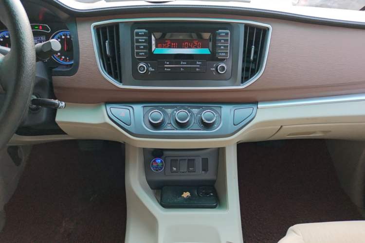 Used FORTHING Lingzhi M5 2020 Long-Range Version Comfort Model 7 Seats Audio And AC Panel