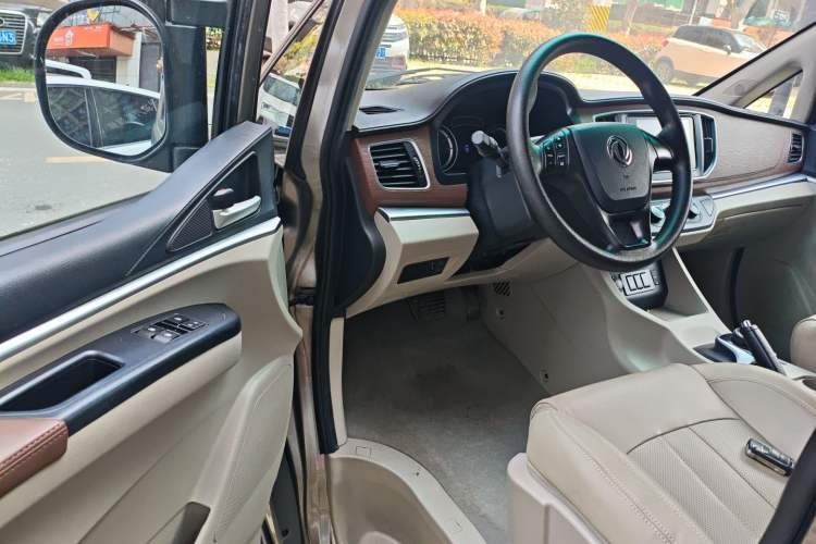 Used FORTHING Lingzhi M5 2020 Long-Range Luxury 7-Seater Model Driver Seat