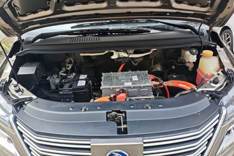 Used FORTHING Lingzhi M5 2020 Long-Range Luxury 7-Seater Model Engine Bay