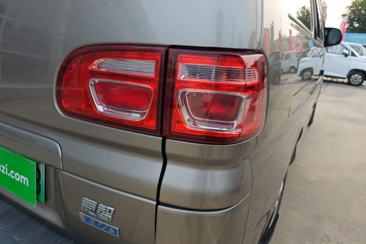 Used FORTHING Lingzhi M5 2020 Long-Range Version Comfort Model 7 Seats Right Rear Taillight