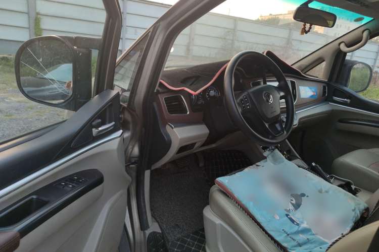 Used FORTHING Lingzhi M5 2020 Luxury Model 7 Seats Driver Seat