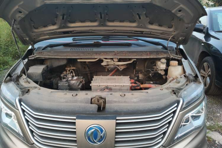 Used FORTHING Lingzhi M5 2020 Luxury Model 7 Seats Engine Bay
