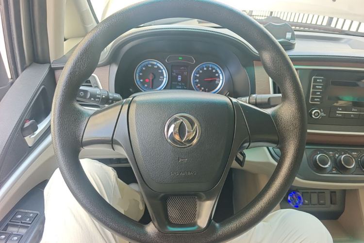 Used FORTHING Lingzhi M5 2020 Comfort Model 7 Seats Steering Wheel