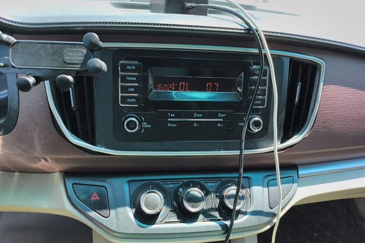 Used FORTHING Lingzhi M5 2020 Comfort Model 7 Seats Audio And AC Panel