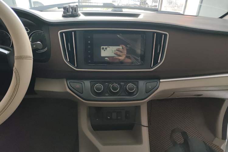 Used FORTHING Lingzhi M5 2020 Long-Range Luxury 7-Seater Model Audio And AC Panel