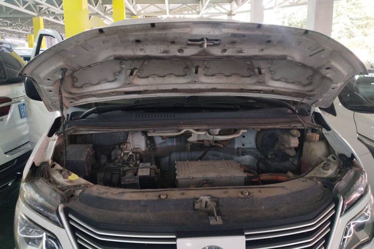 Used FORTHING Lingzhi M5 2020 Long-Range Luxury 7-Seater Model Engine Bay