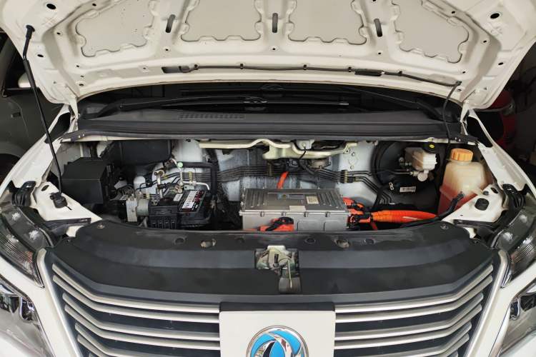 Used FORTHING Lingzhi M5 2020 Long-Range Luxury 7-Seater Model Engine Bay