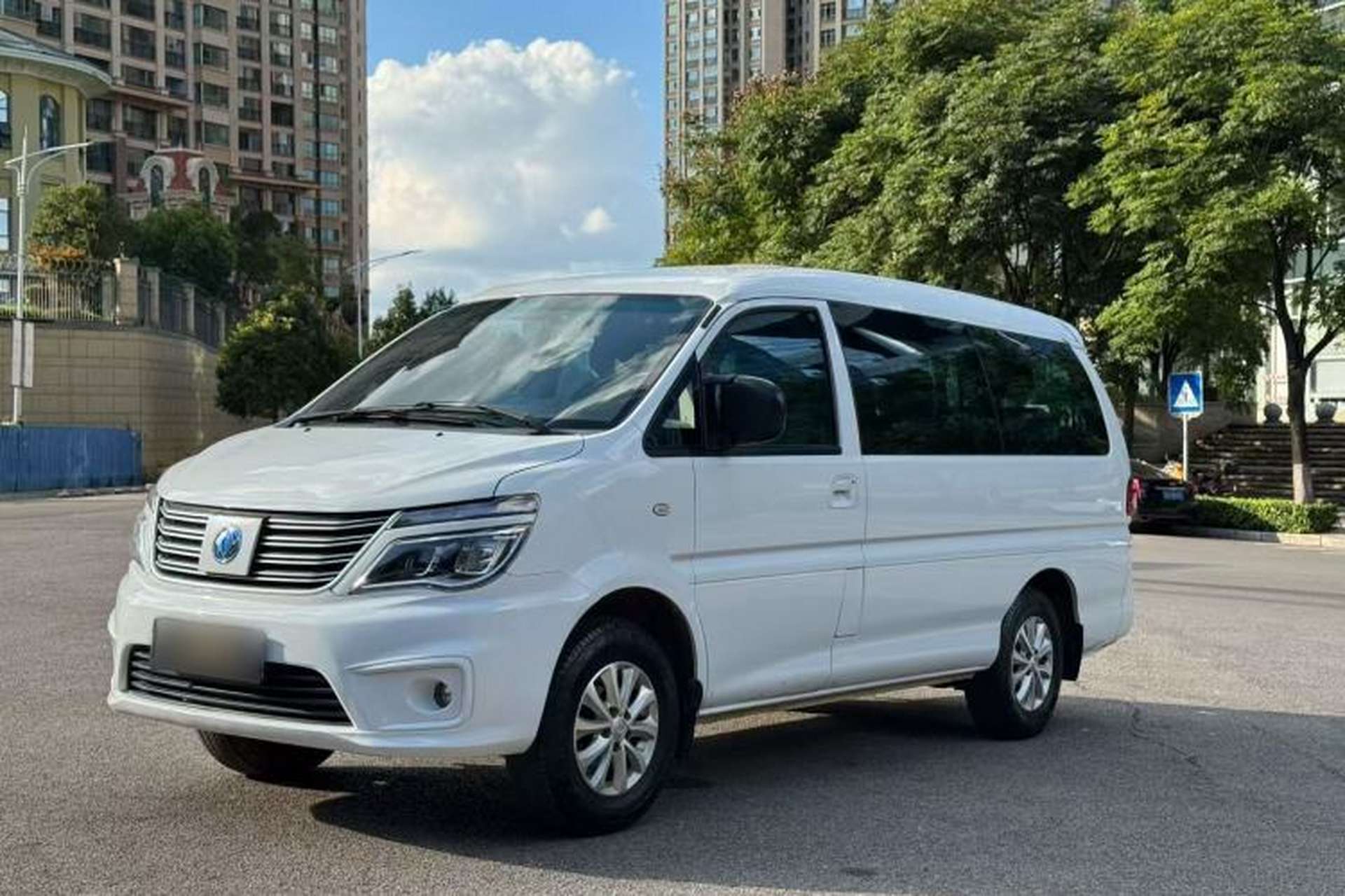 Used FORTHING Lingzhi M5 2020 Long-Range Luxury 7-Seater Model Front Left 45 Deg