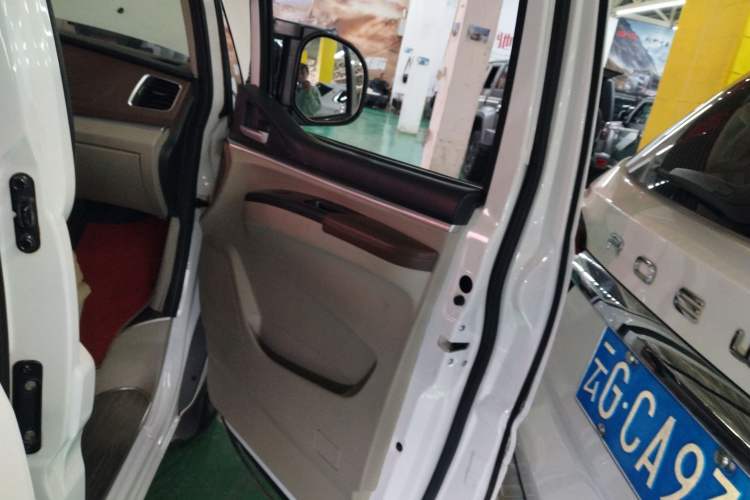 Used FORTHING Lingzhi M5 2020 Long-Range Luxury 7-Seater Model Interior 5