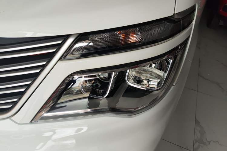 Used FORTHING Lingzhi M5 2020 Long-Range Luxury 7-Seater Model Left Front Headlight