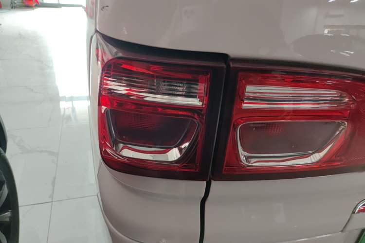 Used FORTHING Lingzhi M5 2020 Long-Range Luxury 7-Seater Model Left Rear Taillight