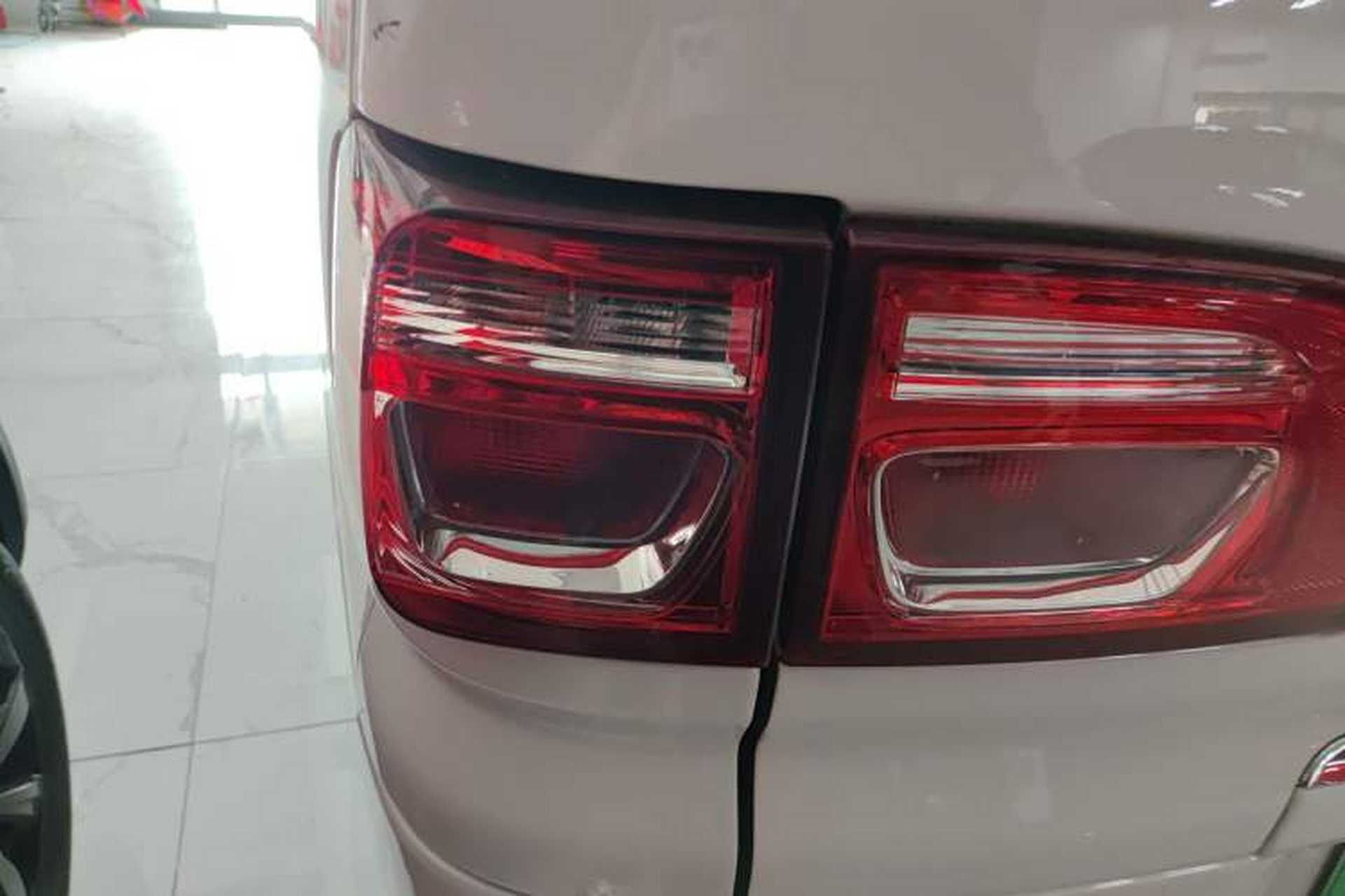 Used FORTHING Lingzhi M5 2020 Long-Range Luxury 7-Seater Model Left Rear Taillight