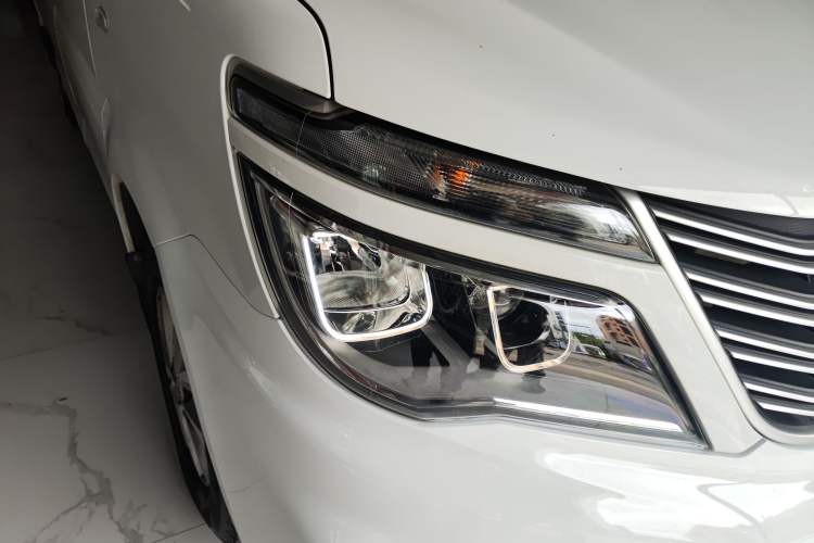 Used FORTHING Lingzhi M5 2020 Long-Range Luxury 7-Seater Model Right Front Headlight