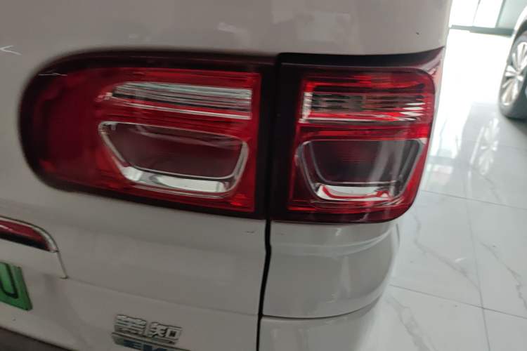 Used FORTHING Lingzhi M5 2020 Long-Range Luxury 7-Seater Model Right Rear Taillight