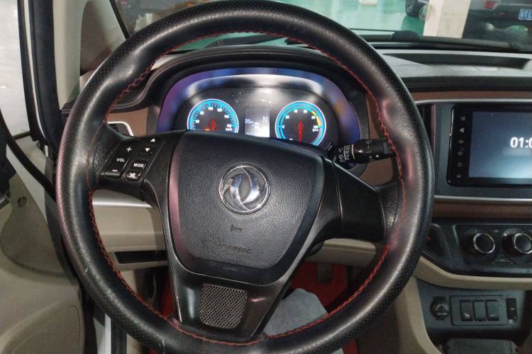Used FORTHING Lingzhi M5 2020 Long-Range Luxury 7-Seater Model Steering Wheel
