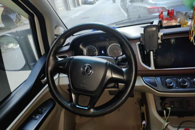 Used FORTHING Lingzhi M5 2020 Comfort Model 7 Seats Steering Wheel